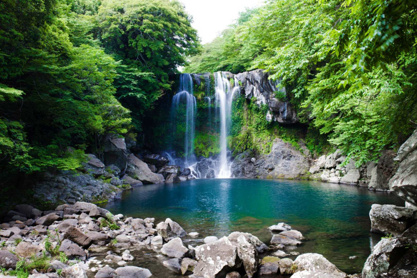 Jeju Island Sightseeing Tour | Cheonjeyeon Falls + Cheonjiryeon Falls + Jeongbang Falls Jeju Island's 3 Great Waterfalls & Olle Walking | Japanese guide, Jeju City hotel pick-up and drop-off, lunch included - Photo 1 of 11